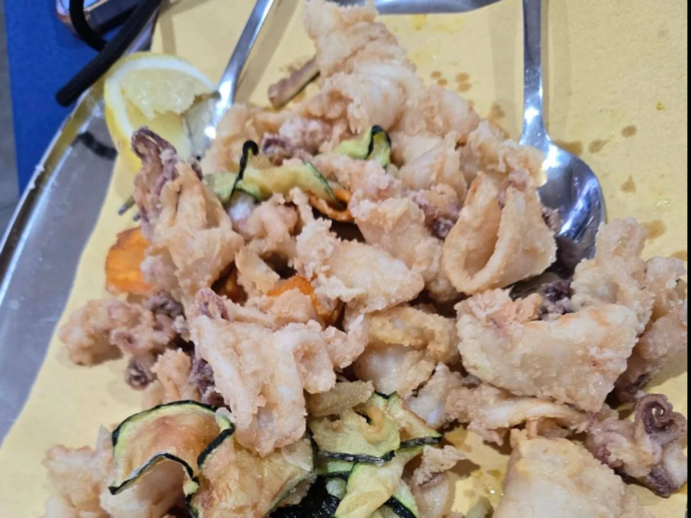 Frittura croccante di calamari e gamberi con zucchine